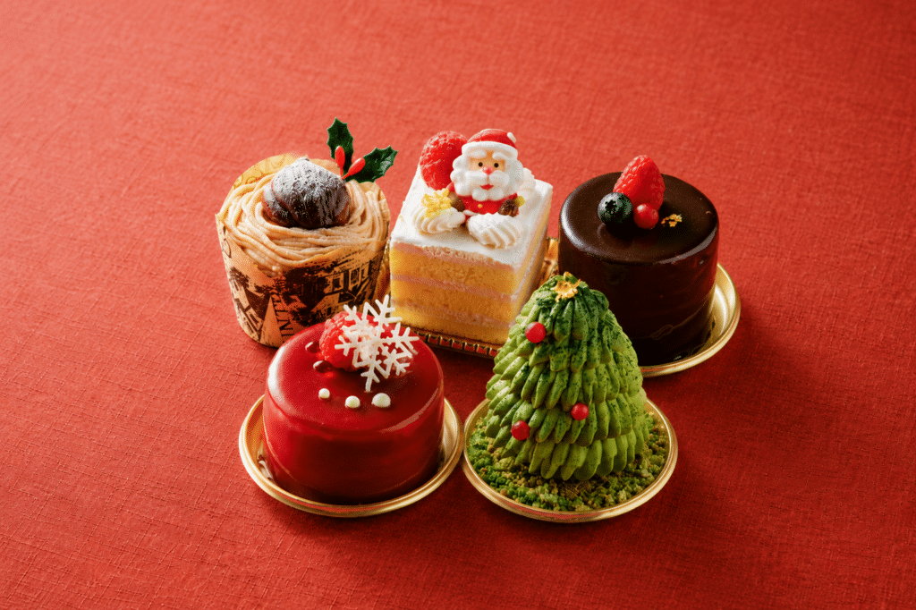 AI赤い布に並ぶクリスマスプティフール5種